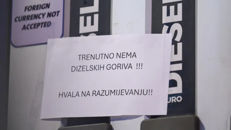 Svi na benzinsku! Neke već i presu&scaron;ile: Pogledajte gužve i navale Hrvata i Slovenaca